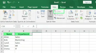 通过清除 Excel 中的筛选器取消隐藏所有行。 8